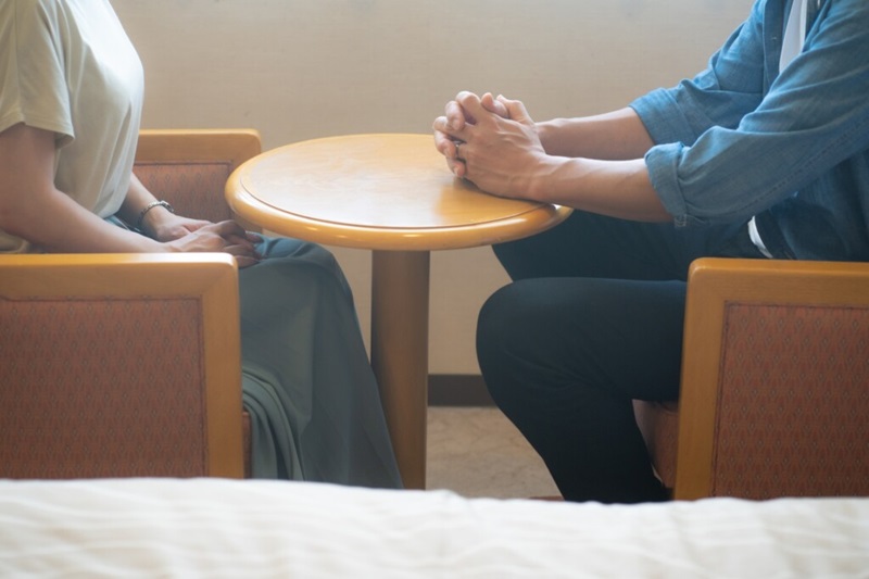 プロポーズの婚約指輪のサイズがわからない時の解決法その１本人に聞く。